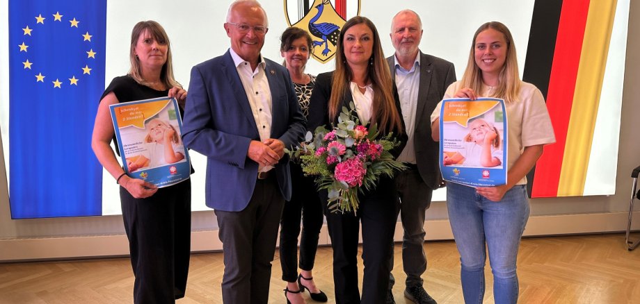 Dank und Anerkennung für langjährige Mitwirkung gab es im Rahmen des Abschlussgespräches „Lernpatenprojekt“ mit der Caritas Neuwied mit Olga Scott und Vorstand Konrad Schwan (3. u. 2. von rechts) von Landrat Achim Hallerbach ebenso wie von der Referatsleiterin der Kreisjugendpflege, Antje Escher (Mitte hinten) und den künftigen Lernpatenprojekt-Managerinnen Simone Höhner (links) und Sina Muscheid (rechts) Foto: Thomas Herschbach 
