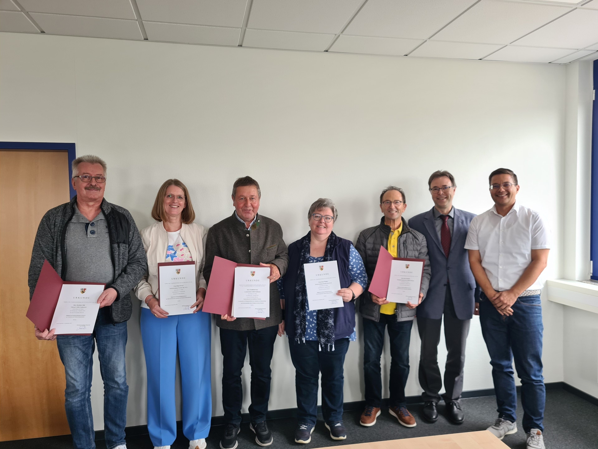 Im Rahmen einer kleinen Feierstunde überreichte der Leitende Staatliche Beamte der Kreisverwaltung Neuwied, Martin Jung, die Ernennungsurkunden an Friedhelm Kurz als Fischereiberater und alle Mitglieder des Fischerprüfungsausschusses (v.l.n.r.:) Heribert Hilt (Vertreter der Fischereiverbände), Birgit Zervas (Untere Fischereibehörde), Friedhelm Kurz (Fischereiberater), Irene Wagner (Untere Fischereibehörde), Kurt Schmidt (Stellvertretender Ausschussvorsitzender), Martin Jung (Leitender Staatlicher Beamter), Mario Becker (Leiter Abteilung Recht, Ordnung und Verkehr). Foto: Björn Both / Kreisverwaltung Neuwied
Im Rahmen einer kleinen Feierstunde überreichte der Leitende Staatliche Beamte der Kreisverwaltung Neuwied, Martin Jung, die Ernennungsurkunden an Friedhelm Kurz als Fischereiberater und alle Mitglieder des Fischerprüfungsausschusses (v.l.n.r.:) Heribert Hilt (Vertreter der Fischereiverbände), Birgit Zervas (Untere Fischereibehörde), Friedhelm Kurz (Fischereiberater), Irene Wagner (Untere Fischereibehörde), Kurt Schmidt (Stellvertretender Ausschussvorsitzender), Martin Jung (Leitender Staatlicher Beamter), Mario Becker (Leiter Abteilung Recht, Ordnung und Verkehr). Foto: Björn Both / Kreisverwaltung Neuwied