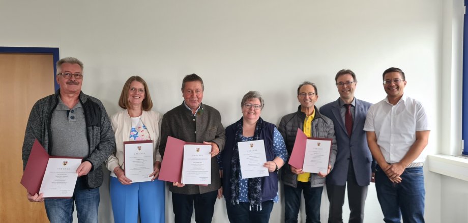 Im Rahmen einer kleinen Feierstunde überreichte der Leitende Staatliche Beamte der Kreisverwaltung Neuwied, Martin Jung, die Ernennungsurkunden an Friedhelm Kurz als Fischereiberater und alle Mitglieder des Fischerprüfungsausschusses (v.l.n.r.:) Heribert Hilt (Vertreter der Fischereiverbände), Birgit Zervas (Untere Fischereibehörde), Friedhelm Kurz (Fischereiberater), Irene Wagner (Untere Fischereibehörde), Kurt Schmidt (Stellvertretender Ausschussvorsitzender), Martin Jung (Leitender Staatlicher Beamter), Mario Becker (Leiter Abteilung Recht, Ordnung und Verkehr). Foto: Björn Both / Kreisverwaltung Neuwied  