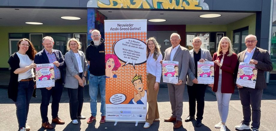 Auch die beiden Schirmherren Landrat Achim Hallerbach und Oberbürgermeister Jan Einig freuen sich unter anderem mit IHK-Regionalgeschäftsführerin Kristina Kutting und dem Geschäftsstellenleiter der Kreishandwerkerschaft Neuwied, Matthias Damen, auf das Azubi-Speed-Dating am 15. September.
Foto: Martin Boden / Kreisverwaltung Neuwied
Auch die beiden Schirmherren Landrat Achim Hallerbach und Oberbürgermeister Jan Einig freuen sich unter anderem mit IHK-Regionalgeschäftsführerin Kristina Kutting und dem Geschäftsstellenleiter der Kreishandwerkerschaft Neuwied, Matthias Damen, auf das Azubi-Speed-Dating am 15. September. Foto: Martin Boden / Kreisverwaltung Neuwied