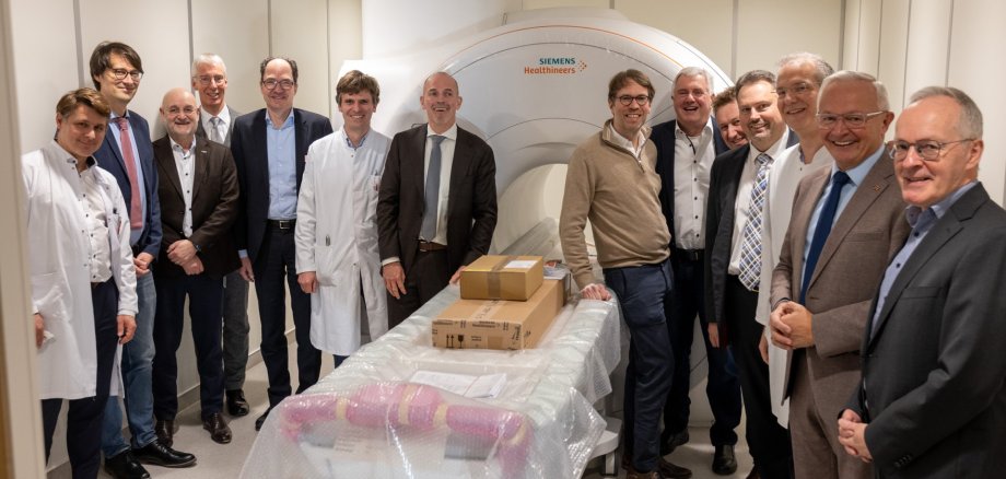 Mit Zuversicht in die Zukunft: Die Kamillus-Klinik Asbach und die Uniklinik Bonn bauen ihre erfolgreiche Zusammenarbeit weiter aus. Darüber freuen sich auch der Ärztliche Geschäftsführer der Kamillus Klinik, Dr. med. Dieter Pöhlau, der Kaufmännische Direktor Nicki Billig sowie Landrat Achim Hallerbach und Bürgermeister Michael Christ. Foto: Manuel Grimbach