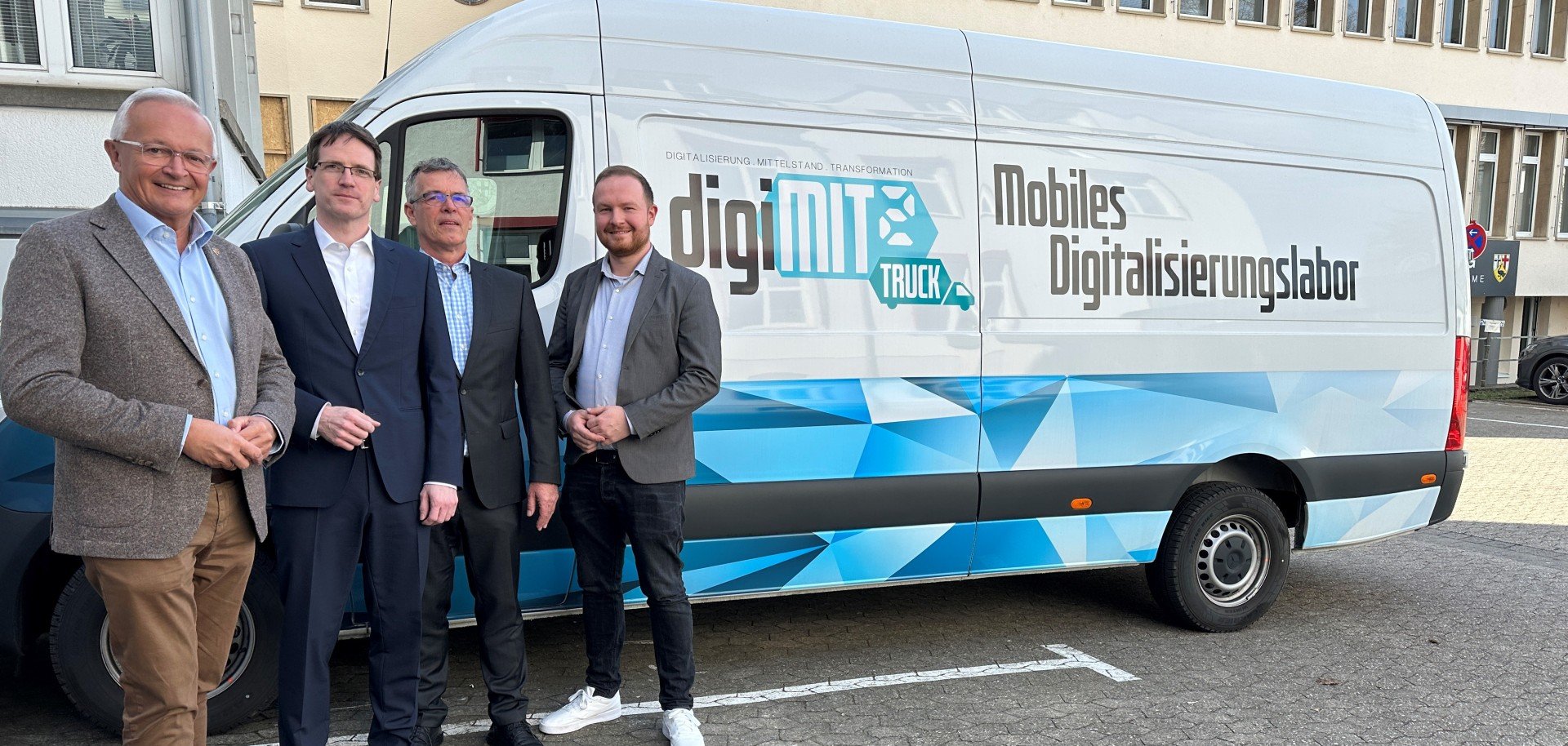 Landrat Achim Hallerbach ist mit Prof. Dr. Holger Reinemann von der Hochschule Koblenz und wissenschaftlicher Leiter des Projekts (2.v.r.), Harald Schmillen, Geschäftsführer der Wirtschaftsförderung im Landkreis Neuwied, und Hendrik Solscheid, Geschäftsführer des DigiMit² (rechts) von den Chancen, die der Digital-Kompass bietet, überzeugt. Foto: Thomas Herschbach