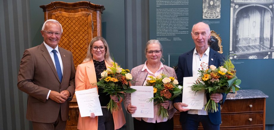 Ehrenbezeugung im „Schmuckkästchen“ des Landkreises: Im Roentgen-Museum Neuwied überreichte Landrat Achim Hallerbach die Ehrennadel des Landes Rheinland-Pfalz an Melanie Gödtner, Ute Görgens und Hartmut Schmitz. Foto: Julia Hinz / Kreisverwaltung Neuwied Ehrenbezeugung im „Schmuckkästchen“ des Landkreises: Im Roentgen-Museum Neuwied überreichte Landrat Achim Hallerbach die Ehrennadel des Landes Rheinland-Pfalz an Melanie Gödtner, Ute Görgens und Hartmut Schmitz. Foto: Julia Hinz / Kreisverwaltung Neuwied
