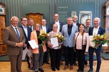 Ehrenbezeugung im „Schmuckkästchen“ des Landkreises: Im Roentgen-Museum Neuwied überreichte Landrat Achim Hallerbach in Gegenwart der jeweiligen Lebenspartner und Bürgermeister die Ehrennadel des Landes Rheinland-Pfalz an Melanie Gödtner, Ute Görgens und Hartmut Schmitz. Foto: Julia Hinz / Kreisverwaltung Neuwied Ehrenbezeugung im „Schmuckkästchen“ des Landkreises: Im Roentgen-Museum Neuwied überreichte Landrat Achim Hallerbach in Gegenwart der jeweiligen Lebenspartner und Bürgermeister die Ehrennadel des Landes Rheinland-Pfalz an Melanie Gödtner, Ute Görgens und Hartmut Schmitz. Foto: Julia Hinz / Kreisverwaltung Neuwied