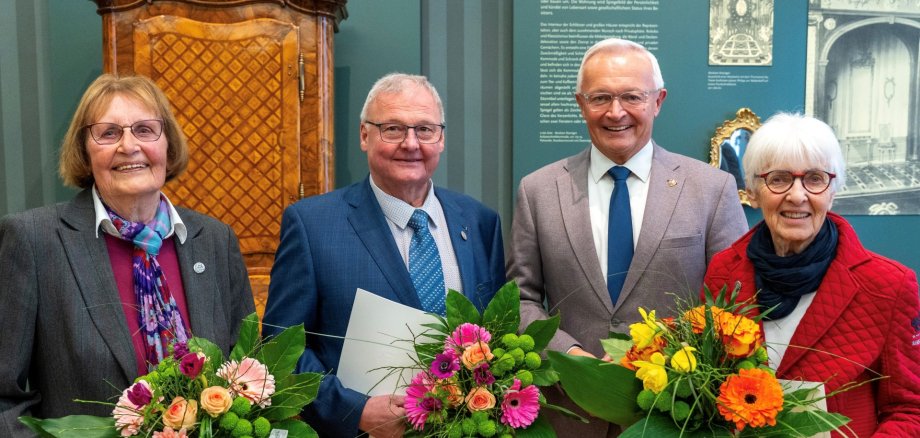 Im Roentgen-Museum überreichte Landrat Achim Hallerbach die Ehrennadel des Landes Rheinland-Pfalz an Elisabeth Korff, Lilo Bolländer und Martin Fischbach. Foto: Martin Boden / Kreisverwaltung Neuwied 