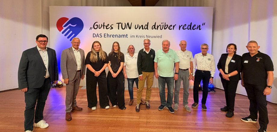 Als Paradebeispiel für engagiertes und erfolgreiches ehrenamtliches Wirken aus dem Landkreis Neuwied konnte Landrat Achim Hallerbach die Delegatin der VOR-TOUR der Hoffnung mit ihrem Ehrenvorsitzenden Jürgen Grünwald begrüßen. Fotos: Thomas Herschbach