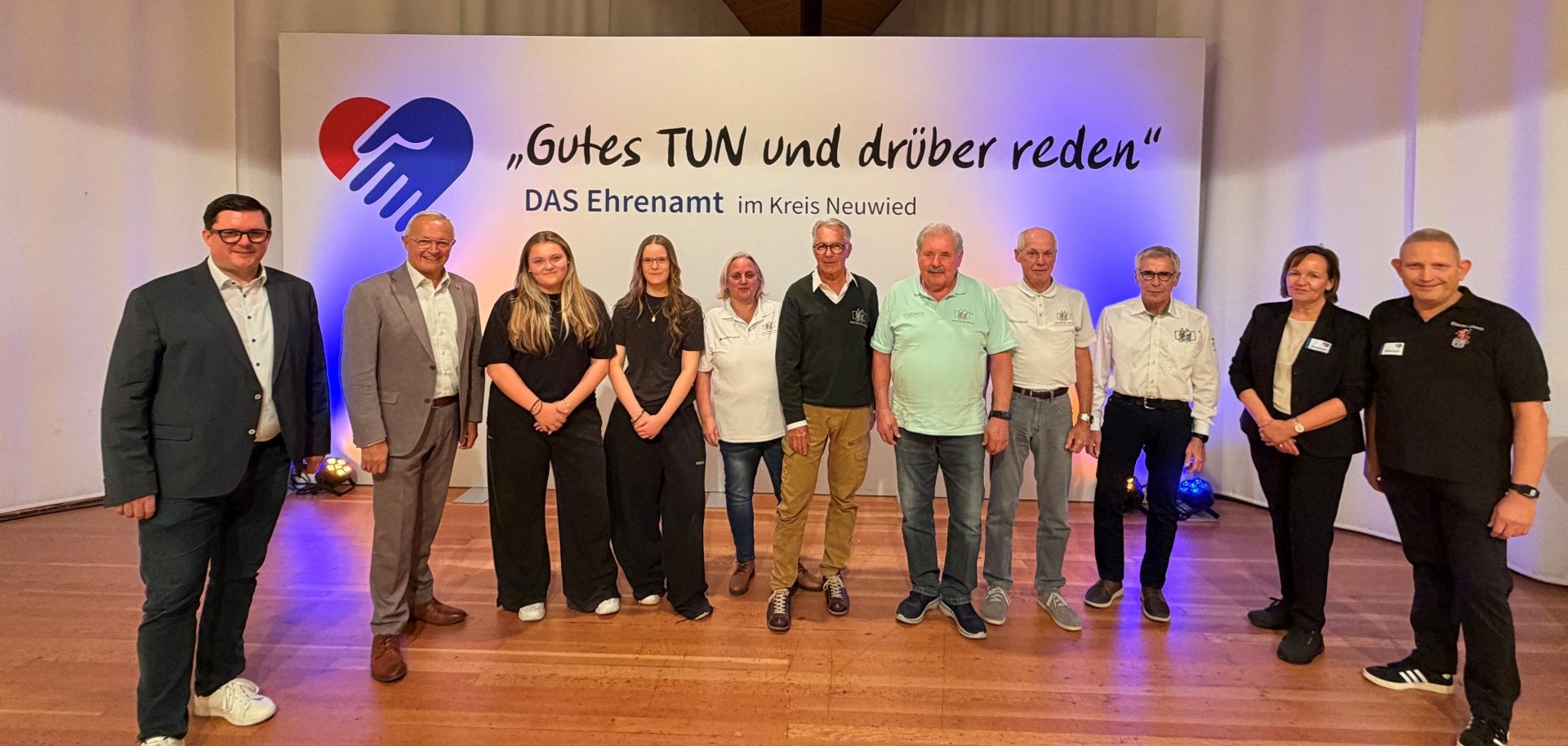 Als Paradebeispiel für engagiertes und erfolgreiches ehrenamtliches Wirken aus dem Landkreis Neuwied konnte Landrat Achim Hallerbach die Delegatin der VOR-TOUR der Hoffnung mit ihrem Ehrenvorsitzenden Jürgen Grünwald begrüßen. Fotos: Thomas Herschbach