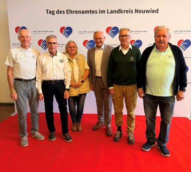 Als Paradebeispiel für engagiertes und erfolgreiches ehrenamtliches Wirken aus dem Landkreis Neuwied konnte Landrat Achim Hallerbach die Delegatin der VOR-TOUR der Hoffnung mit ihrem Ehrenvorsitzenden Jürgen Grünwald begrüßen. Fotos: Thomas Herschbach