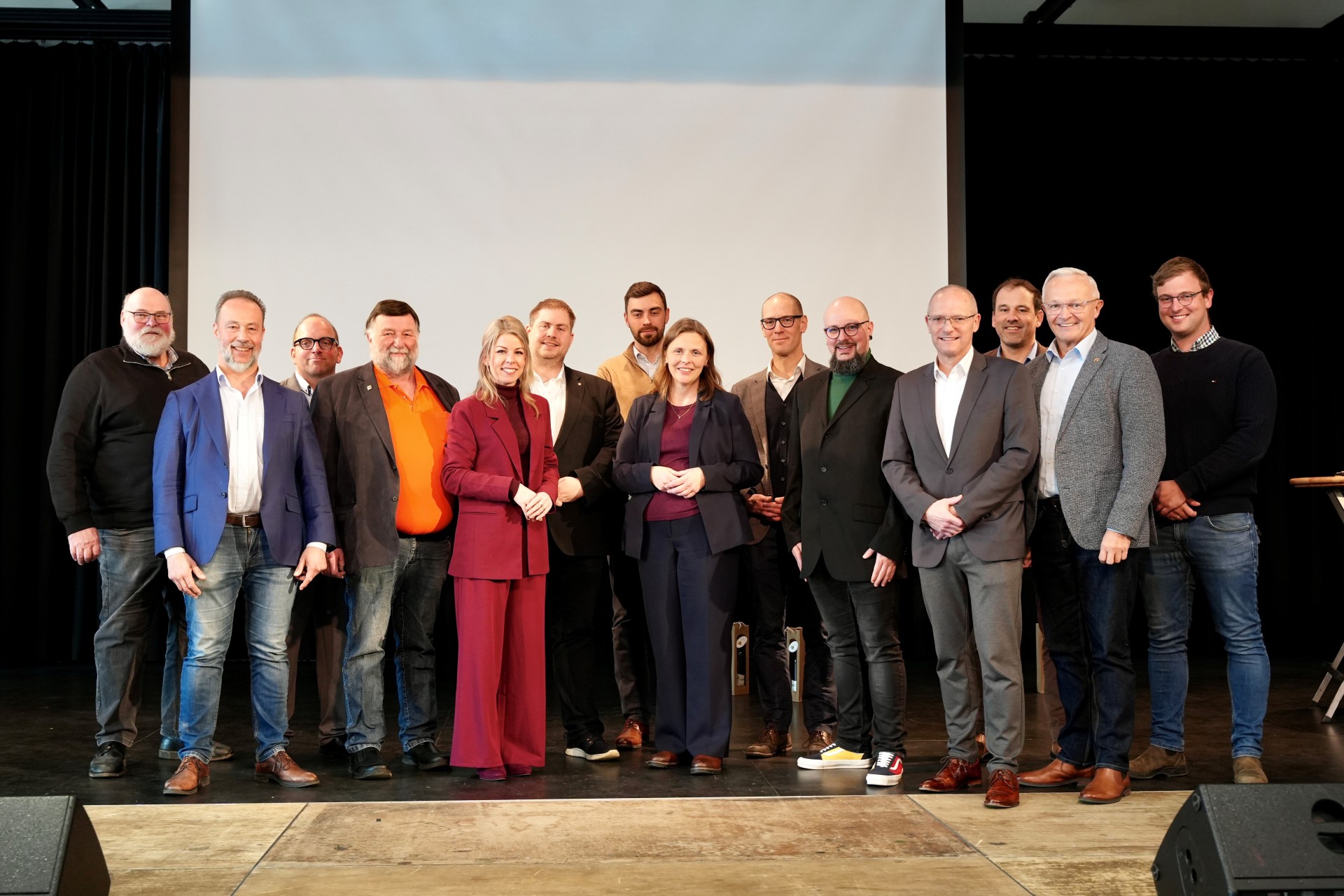 Bekannten sich auf der Lichtmesstagung zur regionalen Landwirtschaft. (v.l.n.r.): Ulrich Schreiber (Kreis-Vorsitzender Bauernverband Neuwied), Dr. Jan Bollinger (AFD), Dominik Ehrenstein (1. Vorsitzende VLF Neuwied), Udo Franz (FWG), Lana Horstmann (SPD), Stefan Thoma (FDP), Rolf Allner (Referent und Geschäftsführer Fa. Gobio), Ute Ernst (Grüne), Markus Mille (Moderator und Kreis-Geschäftsführer Bauernverband), Markus Seemann (Grüne), Jürgen Schmied (CDU), Johannes Maur (Landwirtschaftskammer RLP), Landrat Achim Hallerbach, Jan Schumacher (Geschäftsführer VLF Neuwied) Foto: Martin Boden / Kreisverwaltung Neuwied