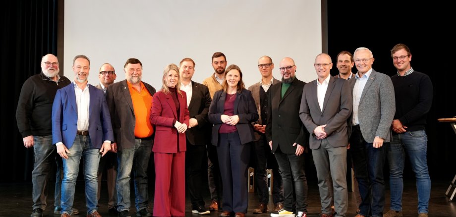 Bekannten sich auf der Lichtmesstagung zur regionalen Landwirtschaft. (v.l.n.r.): Ulrich Schreiber (Kreis-Vorsitzender Bauernverband Neuwied), Dr. Jan Bollinger (AFD), Dominik Ehrenstein (1. Vorsitzende VLF Neuwied), Udo Franz (FWG), Lana Horstmann (SPD), Stefan Thoma (FDP), Rolf Allner (Referent und Geschäftsführer Fa. Gobio), Ute Ernst (Grüne), Markus Mille (Moderator und Kreis-Geschäftsführer Bauernverband), Markus Seemann (Grüne), Jürgen Schmied (CDU), Johannes Maur (Landwirtschaftskammer RLP), Landrat Achim Hallerbach, Jan Schumacher (Geschäftsführer VLF Neuwied) Foto: Martin Boden / Kreisverwaltung Neuwied