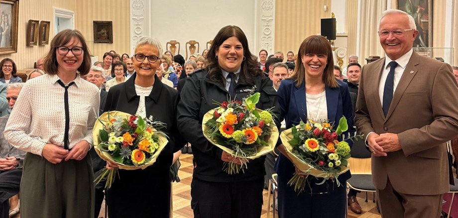 Landrat Achim Hallerbach und die Gleichstellungsbeauftragte des Landkreises Neuwied, Daniela Kiefer, freuten sich, den Johanna-Loewenherz-Preis des Jahres 2026 an Schwester Edith Maria Magar, Dr. Julia Reuschenbach und Nicole Werner überreichen zu können. Foto: Thomas Herschbach 