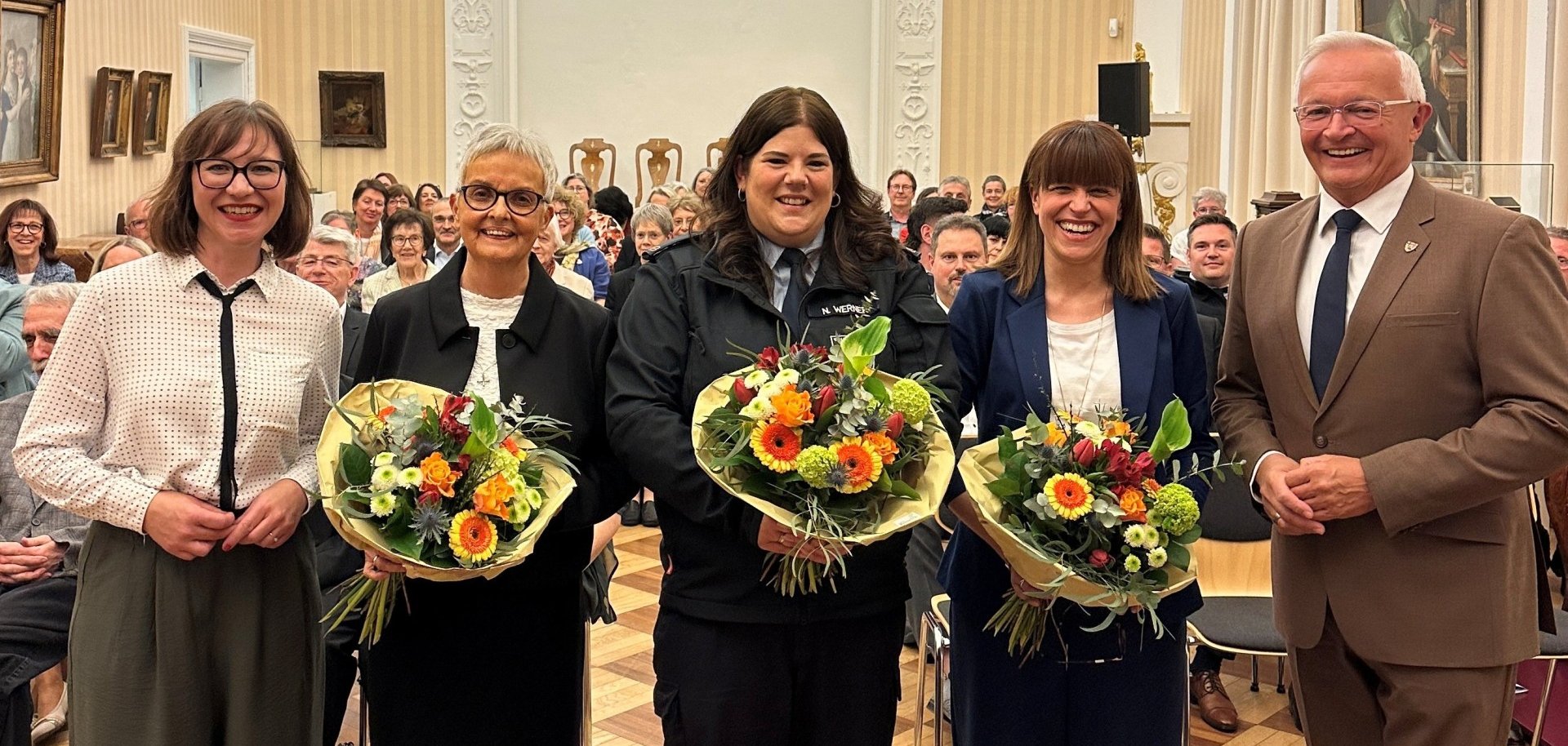 Landrat Achim Hallerbach und die Gleichstellungsbeauftragte des Landkreises Neuwied, Daniela Kiefer, freuten sich, den Johanna-Loewenherz-Preis des Jahres 2026 an Schwester Edith Maria Magar, Dr. Julia Reuschenbach und Nicole Werner überreichen zu können. Foto: Thomas Herschbach 
