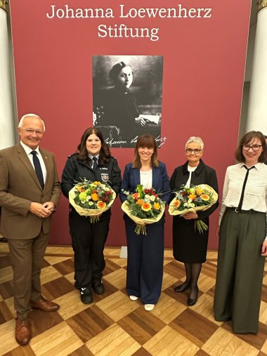 Landrat Achim Hallerbach und die Gleichstellungsbeauftragte des Landkreises Neuwied, Daniela Kiefer, freuten sich, den Johanna-Loewenherz-Preis des Jahres 2026 an Schwester Edith Maria Magar, Dr. Julia Reuschenbach und Nicole Werner überreichen zu können. Foto: Thomas Herschbach 