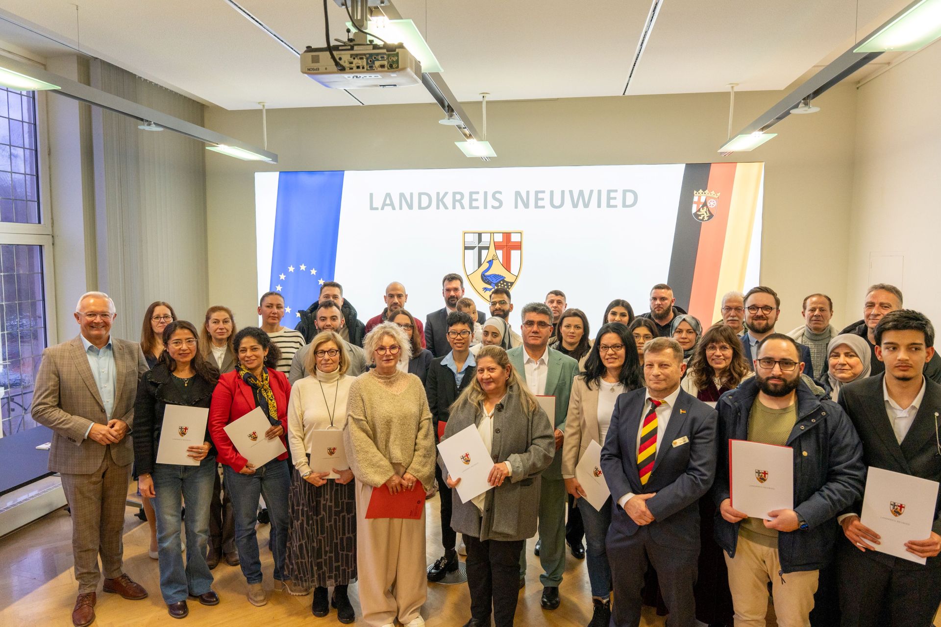Bei der jüngsten Einbürgerungsfeier im Max-zu-Wied-Saal des Neuwieder Kreishauses konnte Landrat Achim Hallerbach 29 Frauen und Männern die deutsche Staatsbürgerschaft verleihen. Foto: Julia Hinz / Kreisverwaltung Neuwied  