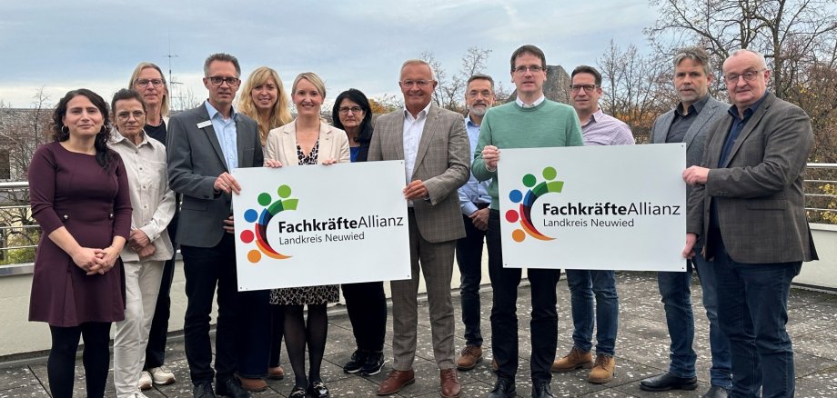 Die Fragen des ökonomischen Fortschritts und der Standortsicherung hinsichtlich der Besetzung von Lehrstellen standen auch im Blickpunkt der jüngsten Sitzung der Fachkräfteallianz mit Landrat Achim Hallerbach, IHK-Regionalgeschäftsführerin Kristina Kutting und Kreiswirtschaftsförderer Harald Schmillen. Foto: Thomas Herschbach