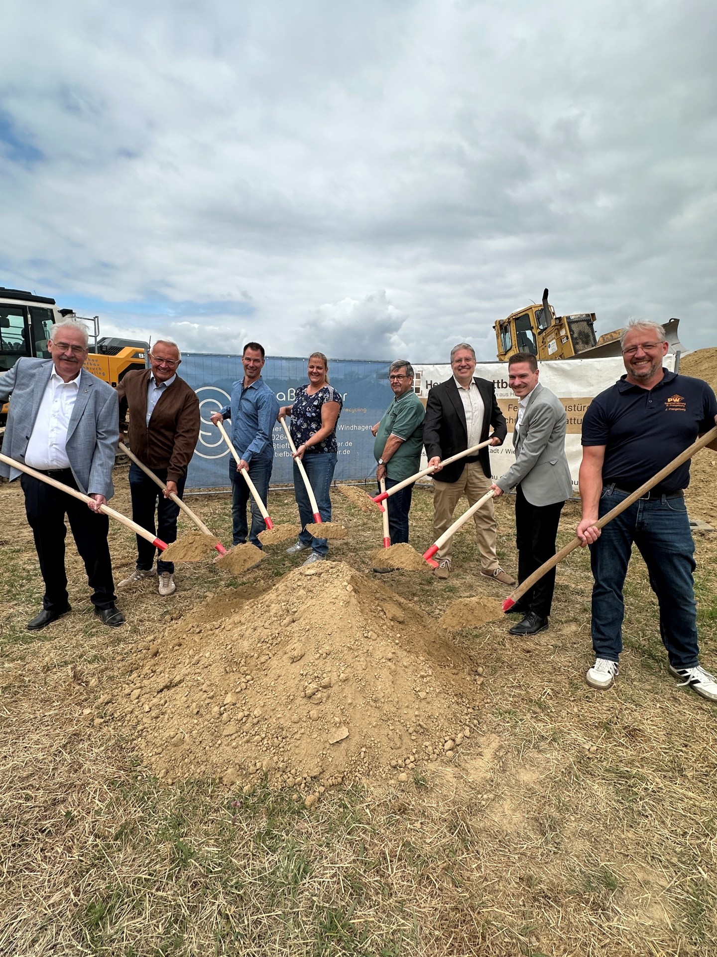 Mit Landrat Achim Hallerbach und dem Inhaber und Geschäftsführer der Hermann Gottbehüt GmbH Thomas Knopp und Ehefrau Andrea Knopp, freuen sich (von links) Ortsbürgermeister Willi Knopp, der frühere Gottbehüt-Inhaber Hans Peter Salz, Jörg Hohenadl von der Kreis-Wirtschaftsförderung, Sparkassen-Firmenkundenberater Jerome Höfer und Jörg Prangenberg (Bauunternehmung Prangenberg) darüber, dass es endlich losgeht. Foto: Thomas Herschbach Mit Landrat Achim Hallerbach und dem Inhaber und Geschäftsführer der Hermann Gottbehüt GmbH Thomas Knopp und Ehefrau Andrea Knopp, freuen sich (von links) Ortsbürgermeister Willi Knopp, der frühere Gottbehüt-Inhaber Hans Peter Salz, Jörg Hohenadl von der Kreis-Wirtschaftsförderung, Sparkassen-Firmenkundenberater Jerome Höfer und Jörg Prangenberg (Bauunternehmung Prangenberg) darüber, dass es endlich losgeht. Foto: Thomas Herschbach