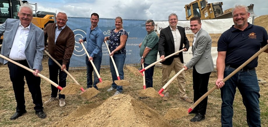 Mit Landrat Achim Hallerbach und dem Inhaber und Geschäftsführer der Hermann Gottbehüt GmbH Thomas Knopp und Ehefrau Andrea Knopp, freuen sich (von links) Ortsbürgermeister Willi Knopp, der frühere Gottbehüt-Inhaber Hans Peter Salz, Jörg Hohenadl von der Kreis-Wirtschaftsförderung, Sparkassen-Firmenkundenberater Jerome Höfer und Jörg Prangenberg (Bauunternehmung Prangenberg) darüber, dass es endlich losgeht. Foto: Thomas Herschbach Mit Landrat Achim Hallerbach und dem Inhaber und Geschäftsführer der Hermann Gottbehüt GmbH Thomas Knopp und Ehefrau Andrea Knopp, freuen sich (von links) Ortsbürgermeister Willi Knopp, der frühere Gottbehüt-Inhaber Hans Peter Salz, Jörg Hohenadl von der Kreis-Wirtschaftsförderung, Sparkassen-Firmenkundenberater Jerome Höfer und Jörg Prangenberg (Bauunternehmung Prangenberg) darüber, dass es endlich losgeht. Foto: Thomas Herschbach