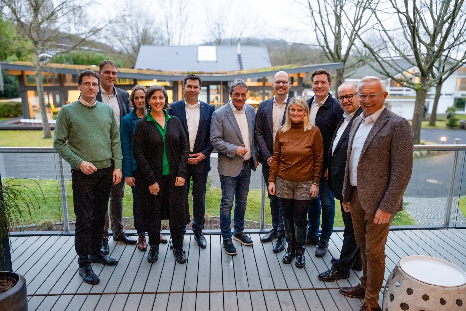 (v.l.n.r.) Harald Schmillen (WFG Kreis Neuwied), Lars Kober (WF Kreis Altenkirchen), Jennifer Siebert (kommissarische Geschäftsführung Regionalagentur Westerwald Touristik-Service), Katharina Schlag (WFG Westerwaldkreis), Christoph Schmidt (geschäftsführender Gesellschafter HUF HAUS), Achim Schwickert (Landrat Westerwaldkreis), Benedikt Huf (geschäftsführender Gesellschafter HUF HAUS), Sandra Köster (Wir Westerwälder AöR), Christian Huf (geschäftsführender Gesellschafter HUF HAUS), Dr. Peter Enders (Landrat Kreis Altenkirchen), Achim Hallerbach (Landrat Kreis Neuwied)