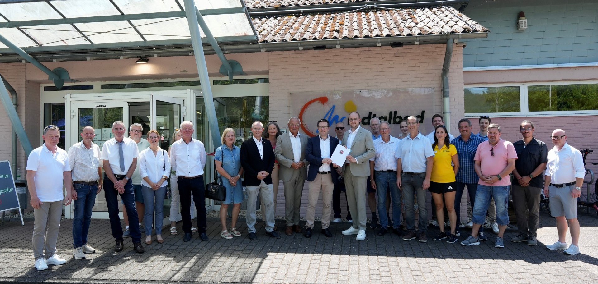 Der Förderbescheid ist übergeben: Minister Marcus Klein, Bürgermeister Pierre Fischer und Landrat Achim Hallerbach freuen sich gemeinsam mit den Projektbeteiligten über den wichtigen Meilenstein für die Zukunft des Wiedtalbades. Foto: Martin Boden / Kreisverwaltung Neuwied Der Förderbescheid ist übergeben: Minister Marcus Klein, Bürgermeister Pierre Fischer und Landrat Achim Hallerbach freuen sich gemeinsam mit den Projektbeteiligten über den wichtigen Meilenstein für die Zukunft des Wiedtalbades. Foto: Martin Boden / Kreisverwaltung Neuwied