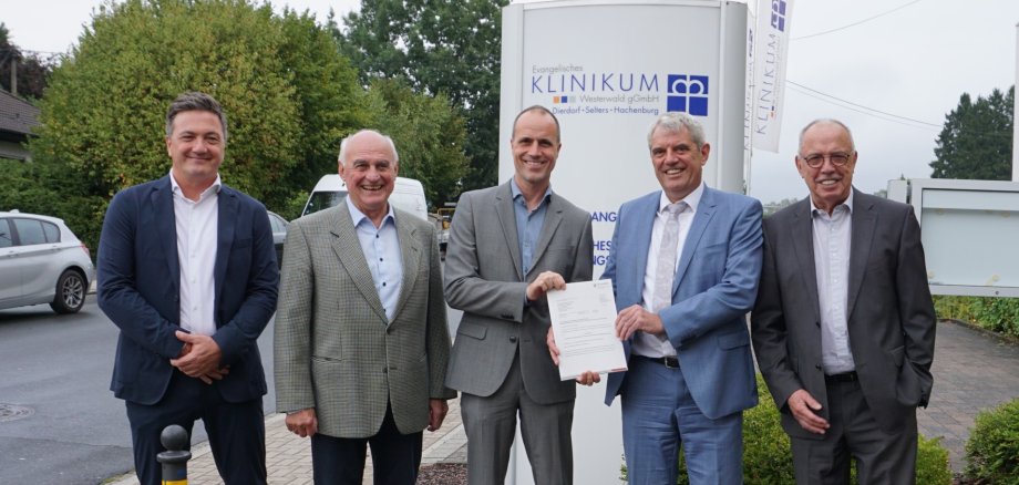 v. l.: Dr. med. Daniel Benner (Ärztlicher Direktor EKW-Standort Dierdorf), Rolf-Peter Leonhardt (Verwaltungsratsvorsitzender), Clemens Hoch (Minister für Wissenschaft und Gesundheit des Landes Rheinland-Pfalz), Guido Wernert (Geschäftsführer) und Erwin Reuhl (Mitglied des Verwaltungsrats)