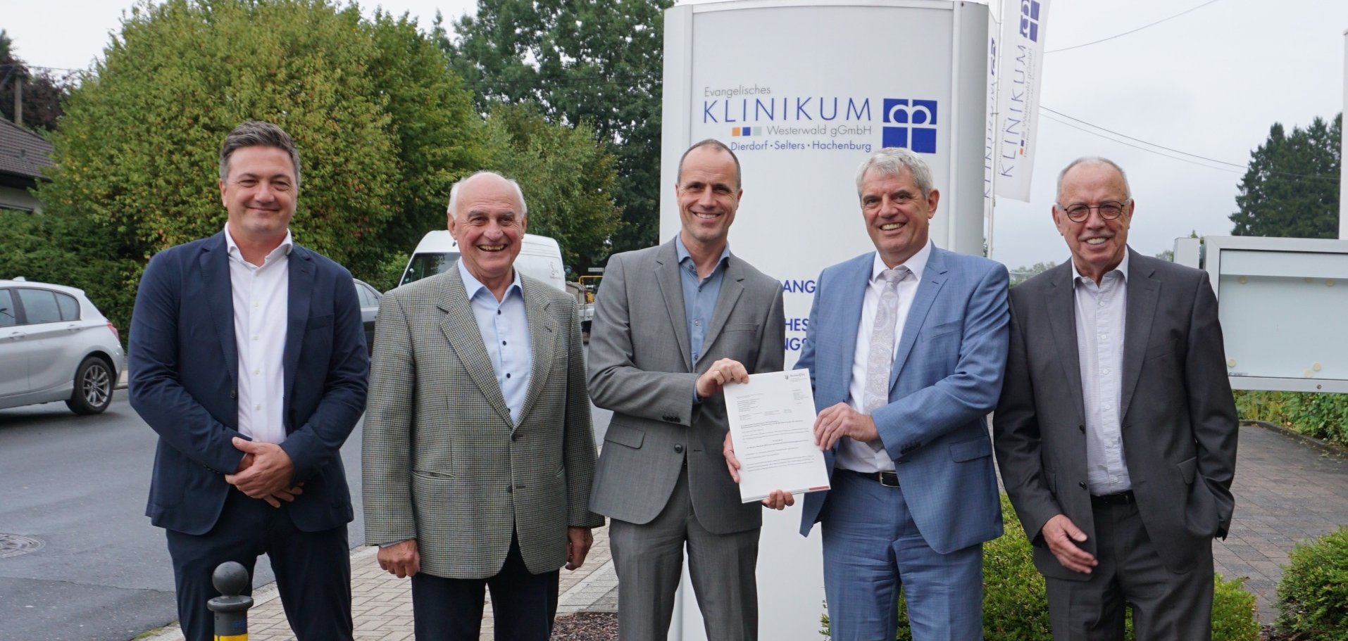 v. l.: Dr. med. Daniel Benner (Ärztlicher Direktor EKW-Standort Dierdorf), Rolf-Peter Leonhardt (Verwaltungsratsvorsitzender), Clemens Hoch (Minister für Wissenschaft und Gesundheit des Landes Rheinland-Pfalz), Guido Wernert (Geschäftsführer) und Erwin Reuhl (Mitglied des Verwaltungsrats)