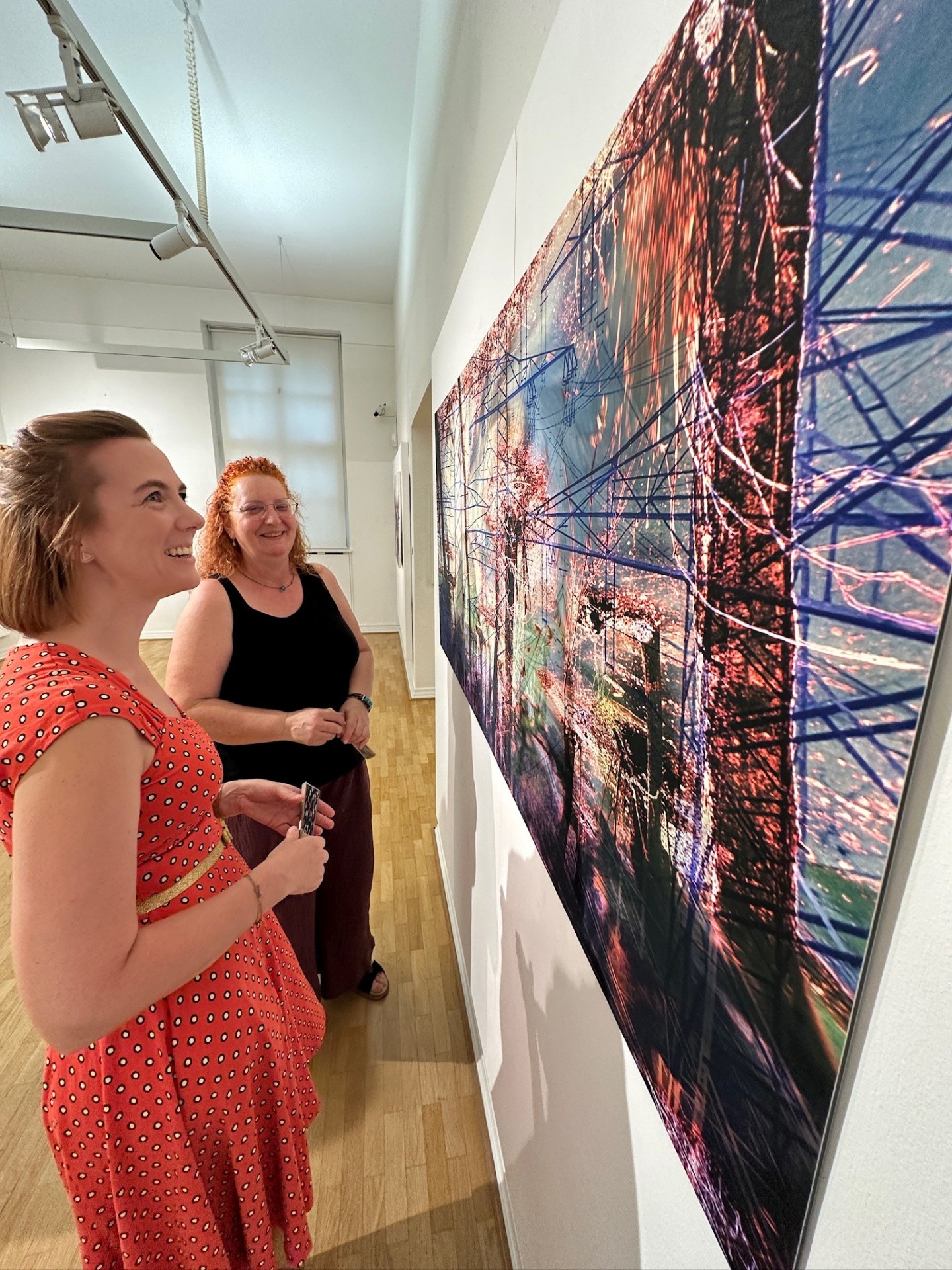 Museumsleiterin Jennifer Stein und Mitarbeiterin Ute Weiler schätzen sich glücklich, im Roentgen-Museum die aktuelle Sonderausstellung der GEDOK Bonn „Alles nur geträumt“ präsentieren zu können. Foto: Thomas Herschbach