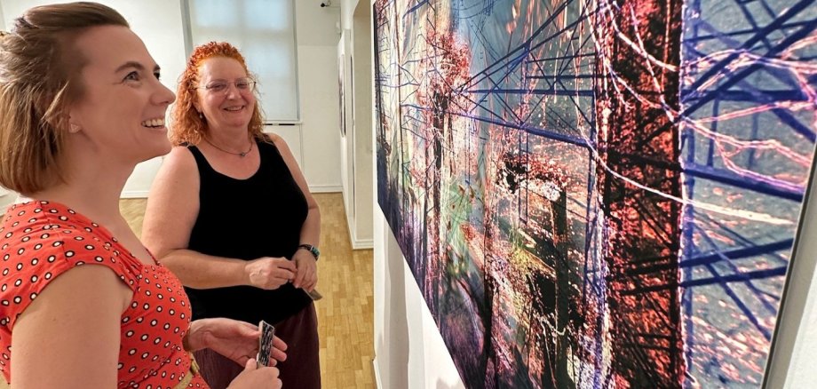Museumsleiterin Jennifer Stein und Mitarbeiterin Ute Weiler schätzen sich glücklich, im Roentgen-Museum die aktuelle Sonderausstellung der GEDOK Bonn „Alles nur geträumt“ präsentieren zu können. Foto: Thomas Herschbach Museumsleiterin Jennifer Stein und Mitarbeiterin Ute Weiler schätzen sich glücklich, im Roentgen-Museum die aktuelle Sonderausstellung der GEDOK Bonn „Alles nur geträumt“ präsentieren zu können. Foto: Thomas Herschbach