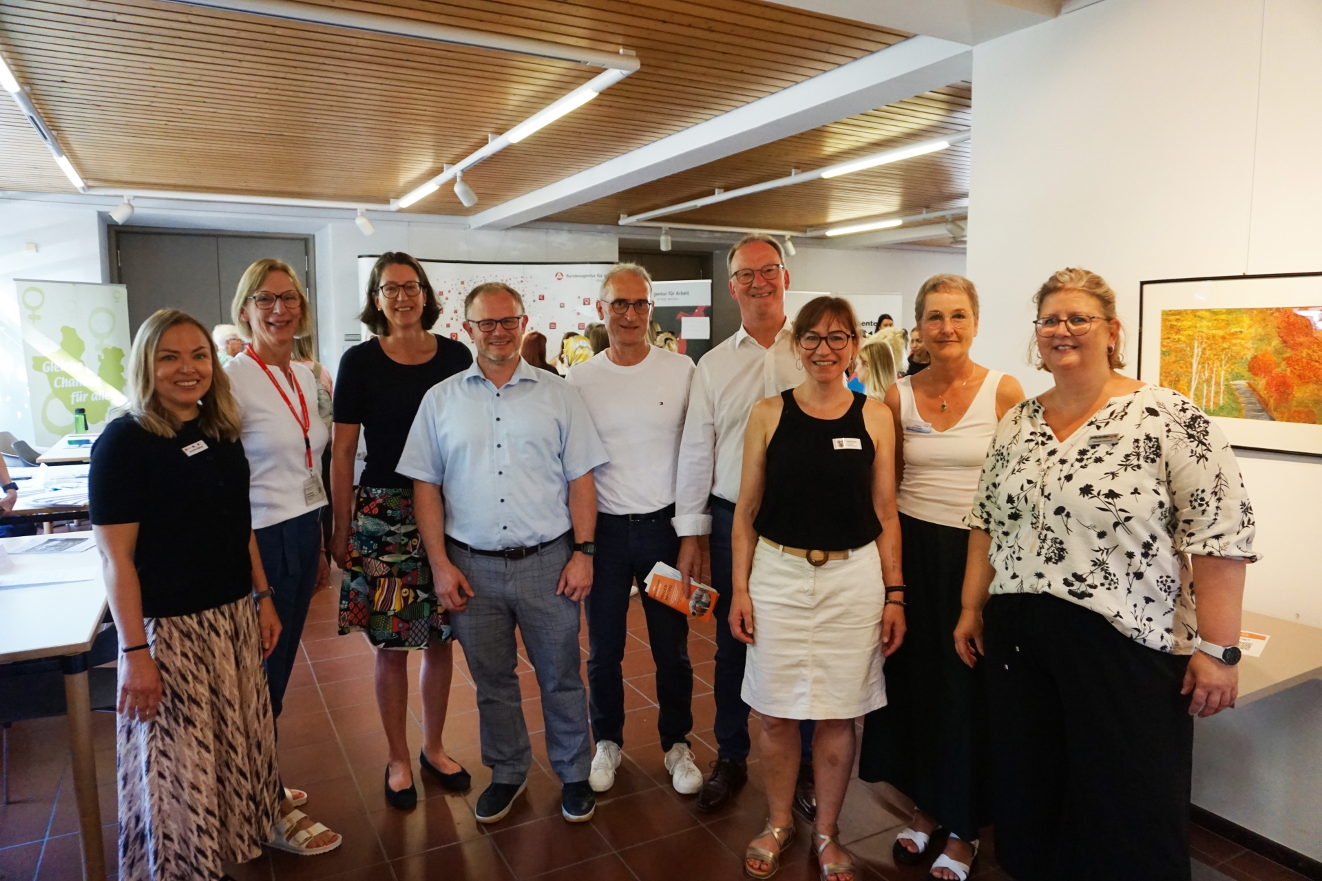 Gemeinsam für mehr Chancengleichheit: Friederike Henrichsen (Beauftragte für Chancengleichheit am Arbeitsmarkt, Agentur für Arbeit), Claudia Simonis (Beauftragte für Chancengleichheit am Arbeitsmarkt, Jobcenter), Jennifer Welker (Leiterin des Mehrgenerationenhauses Neuwied), Daniela Kiefer (Gleichstellungsbeauftragte des Landkreises Neuwied), Stephanie Stavenhagen (Gleichstellungsbeauftragte der Stadt Neuwied), Oberbürgermeister Jan Einig, Theo Krayer (Geschäftsführer Jobcenter), Ralf Knopp (Geschäftsführer Operativ der Agentur für Arbeit) und Isabelle Fürstin zu Wied beim Frauen-Infotag im Mehrgenerationenhaus Neuwied. Foto: Julia Hinz / Kreisverwaltung Neuwied  