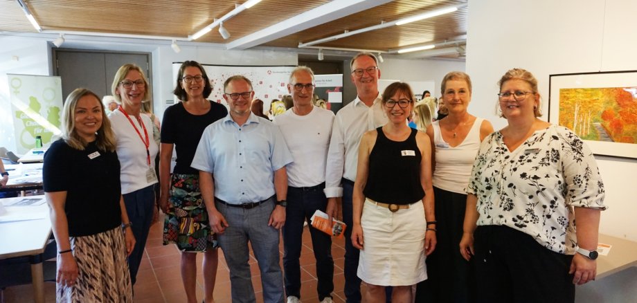 Gemeinsam für mehr Chancengleichheit: Friederike Henrichsen (Beauftragte für Chancengleichheit am Arbeitsmarkt, Agentur für Arbeit), Claudia Simonis (Beauftragte für Chancengleichheit am Arbeitsmarkt, Jobcenter), Jennifer Welker (Leiterin des Mehrgenerationenhauses Neuwied), Daniela Kiefer (Gleichstellungsbeauftragte des Landkreises Neuwied), Stephanie Stavenhagen (Gleichstellungsbeauftragte der Stadt Neuwied), Oberbürgermeister Jan Einig, Theo Krayer (Geschäftsführer Jobcenter), Ralf Knopp (Geschäftsführer Operativ der Agentur für Arbeit) und Isabelle Fürstin zu Wied beim Frauen-Infotag im Mehrgenerationenhaus Neuwied. Foto: Julia Hinz / Kreisverwaltung Neuwied  