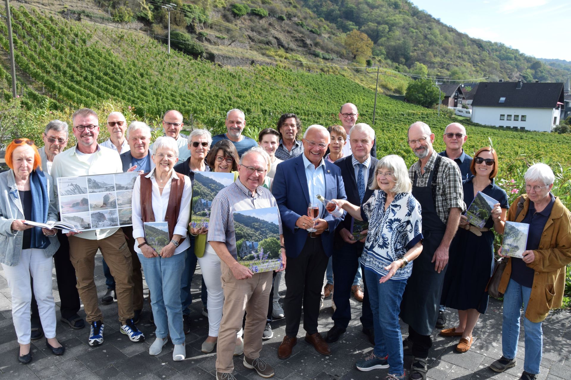 Landrat Achim Hallerbach und Kreisdenkmalpfleger Dr. Reinhard Lahr freuen sich mit den engagierten Autoren, dass das Heimatjahrbuch 2027 jetzt auf dem Markt ist. Foto: Thomas Herschbach
Landrat Achim Hallerbach und Kreisdenkmalpfleger Dr. Reinhard Lahr freuen sich mit den engagierten Autoren, dass das Heimatjahrbuch 2027 jetzt auf dem Markt ist. Foto: Thomas Herschbach
