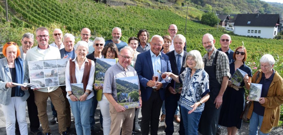 Landrat Achim Hallerbach und Kreisdenkmalpfleger Dr. Reinhard Lahr freuen sich mit den engagierten Autoren, dass das Heimatjahrbuch 2027 jetzt auf dem Markt ist. Foto: Thomas Herschbach
Landrat Achim Hallerbach und Kreisdenkmalpfleger Dr. Reinhard Lahr freuen sich mit den engagierten Autoren, dass das Heimatjahrbuch 2027 jetzt auf dem Markt ist. Foto: Thomas Herschbach