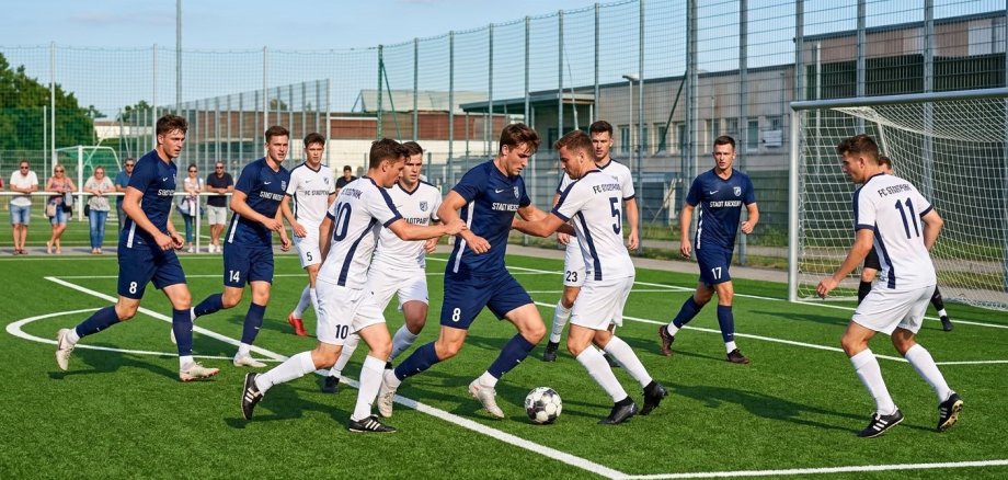 Jungs spielen Fußball auf einem Fußballplatz