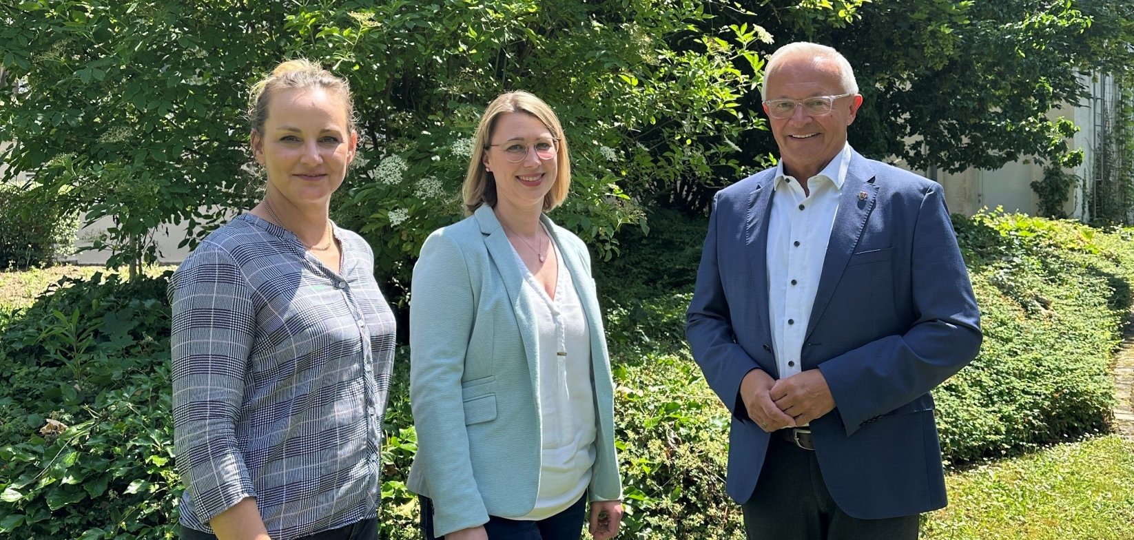 Sehen der Zusammenarbeit beim derzeit größten Landschaftsentwicklungsprojekt im Kreis Neuwied zuversichtlich entgegen (von rechts): Landrat Achim Hallerbach, Projektleiterin Madleen Bonse und Klimaschutzmanagerin Janine Sieben. Foto: Thomas Herschbach Sehen der Zusammenarbeit beim derzeit größten Landschaftsentwicklungsprojekt im Kreis Neuwied zuversichtlich entgegen (von rechts): Landrat Achim Hallerbach, Projektleiterin Madleen Bonse und Klimaschutzmanagerin Janine Sieben. Foto: Thomas Herschbach