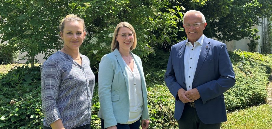 Sehen der Zusammenarbeit beim derzeit größten Landschaftsentwicklungsprojekt im Kreis Neuwied zuversichtlich entgegen (von rechts): Landrat Achim Hallerbach, Projektleiterin Madleen Bonse und Klimaschutzmanagerin Janine Sieben. Foto: Thomas Herschbach Sehen der Zusammenarbeit beim derzeit größten Landschaftsentwicklungsprojekt im Kreis Neuwied zuversichtlich entgegen (von rechts): Landrat Achim Hallerbach, Projektleiterin Madleen Bonse und Klimaschutzmanagerin Janine Sieben. Foto: Thomas Herschbach