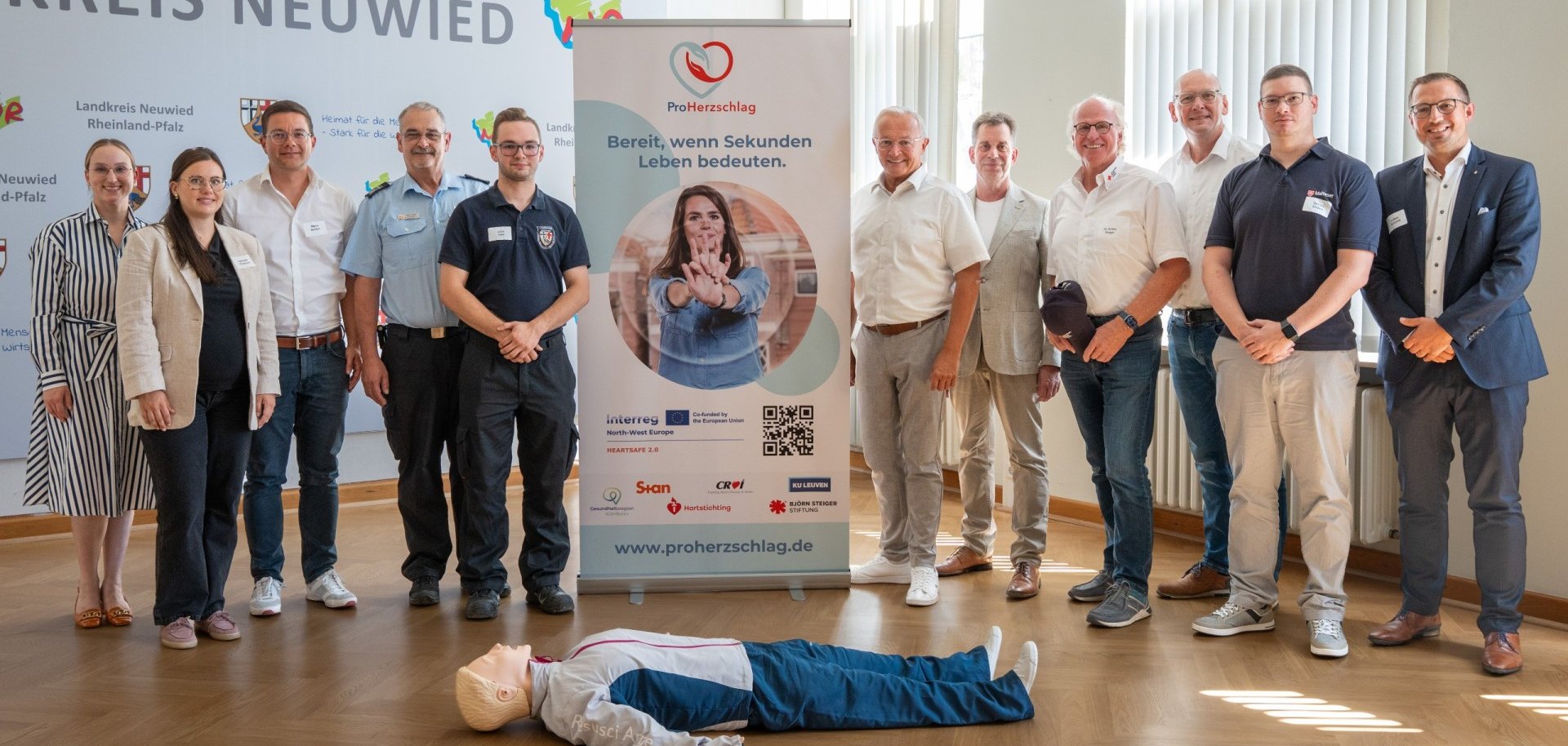 : Gemeinsam mit den beteiligten Projektpartnern der Rettungsdienste und der Gesundheitsregion Köln-Bonn konnte Landrat Achim Hallerbach das App basierte Ersthelfersystem „ProHerzschlag“ für die erste Notversorgung bei Herz-Kreislauf-Stillstand nun im Rahmen einer Pressekonferenz im Max-zu-Wied-Saal des Kreishauses vorstellen. Foto: Martin Boden / Kreisverwaltung Neuwied Gemeinsam mit den beteiligten Projektpartnern der Rettungsdienste und der Gesundheitsregion Köln-Bonn konnte Landrat Achim Hallerbach das App basierte Ersthelfersystem „ProHerzschlag“ für die erste Notversorgung bei Herz-Kreislauf-Stillstand nun im Rahmen einer Pressekonferenz im Max-zu-Wied-Saal des Kreishauses vorstellen. Foto: Martin Boden / Kreisverwaltung Neuwied