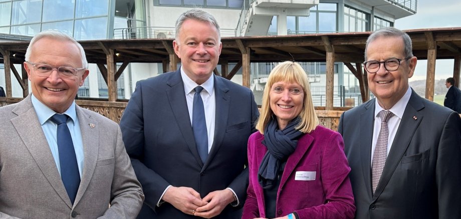 Die Niedax-Group ist eines der Vorzeige-Unternehmen im Landkreis Neuwied. In Gegenwart von Landrat Achim Hallerbach und Niedax-CEO Bruno Reufels sowie der Präsidentin der IHK Koblenz, Susanne Szczesny-Oßing, war auch der designierte Ministerpräsident Gordon Schnieder voll des Lobes für den Hidden Champion aus dem Landkreis Neuwied. Foto: Thomas Herschbach