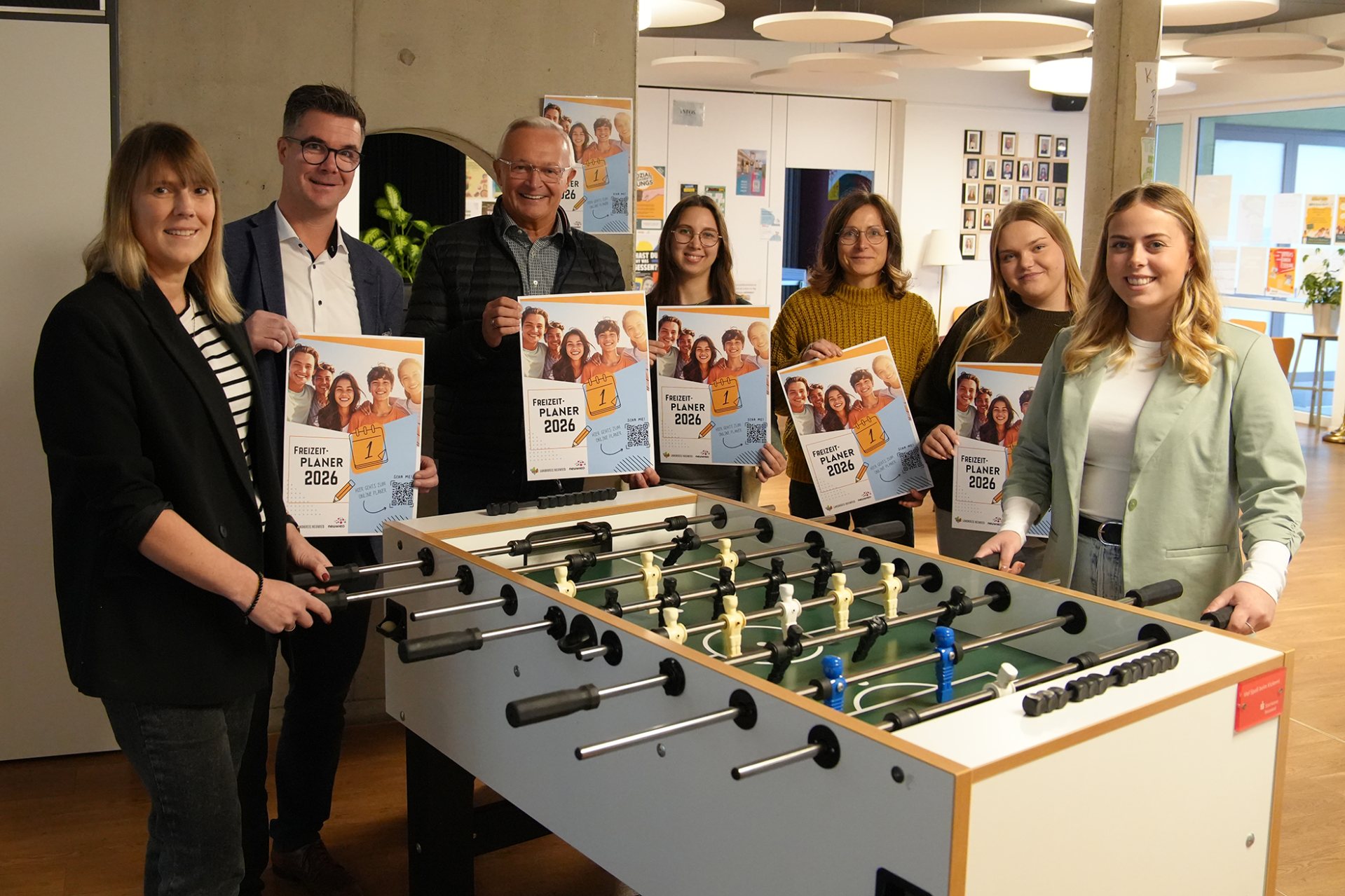 Den passenden „Kick“ in Sachen Freizeitgestaltung gibt der gemeinsame Online-Freizeitplaner der Jugendämter von Kreis und Stadt Neuwied mit seinem praktischen Überblick über diverse Ferien- und Freizeitangebote von zahlreichen verschiedenen Vereinen und Organisationen. Davon sind auch Landrat Achim Hallerbach und Neuwieds Bürgermeister Peter Jung angetan. Foto: Felix Banaski / Stadtverwaltung Neuwied