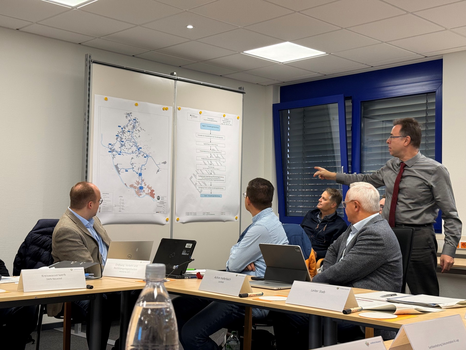 : Im Rahmen seiner Winter-Übung im Brand- und Katastrophenschutzzentrum hat der Verwaltungsstab des Landkreises Neuwied erneut seine Einsatz- und Handlungsfähigkeit unter Beweis gestellt. Fotos: Thomas Herschbach und Martin Boden