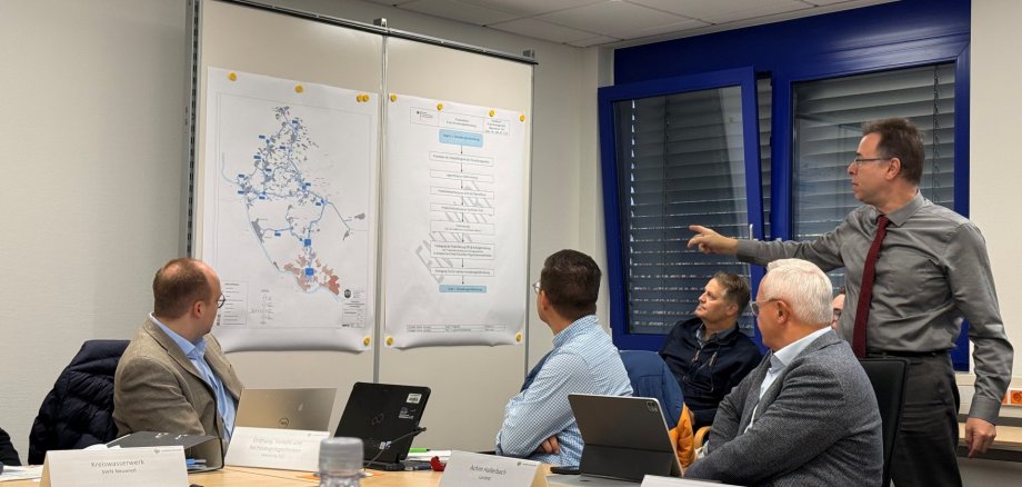 : Im Rahmen seiner Winter-Übung im Brand- und Katastrophenschutzzentrum hat der Verwaltungsstab des Landkreises Neuwied erneut seine Einsatz- und Handlungsfähigkeit unter Beweis gestellt. Fotos: Thomas Herschbach und Martin Boden