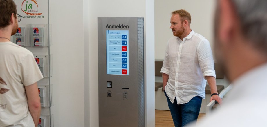 Digitaler Bürgerservice: Referatsleiter Sven Adamczewski, präsentiert die neue Online-Terminvergabe der Ausländerbehörde. Foto: Martin Boden/Kreisverwaltung Neuwied Digitaler Bürgerservice: Referatsleiter Sven Adamczewski, präsentiert die neue Online-Terminvergabe der Ausländerbehörde. Foto: Martin Boden/Kreisverwaltung Neuwied