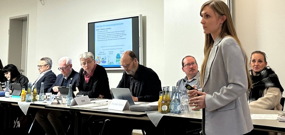 Zunächst im Kreisausschuss hatte Klimawandelanpassungsmanagerin Angelina Zahn das Klimaanpassungskonzept vorgesellt, mit dem der Landkreis Neuwied vorausschauend beim Umweltschutz bleibt. Foto: Thomas Herschbach  