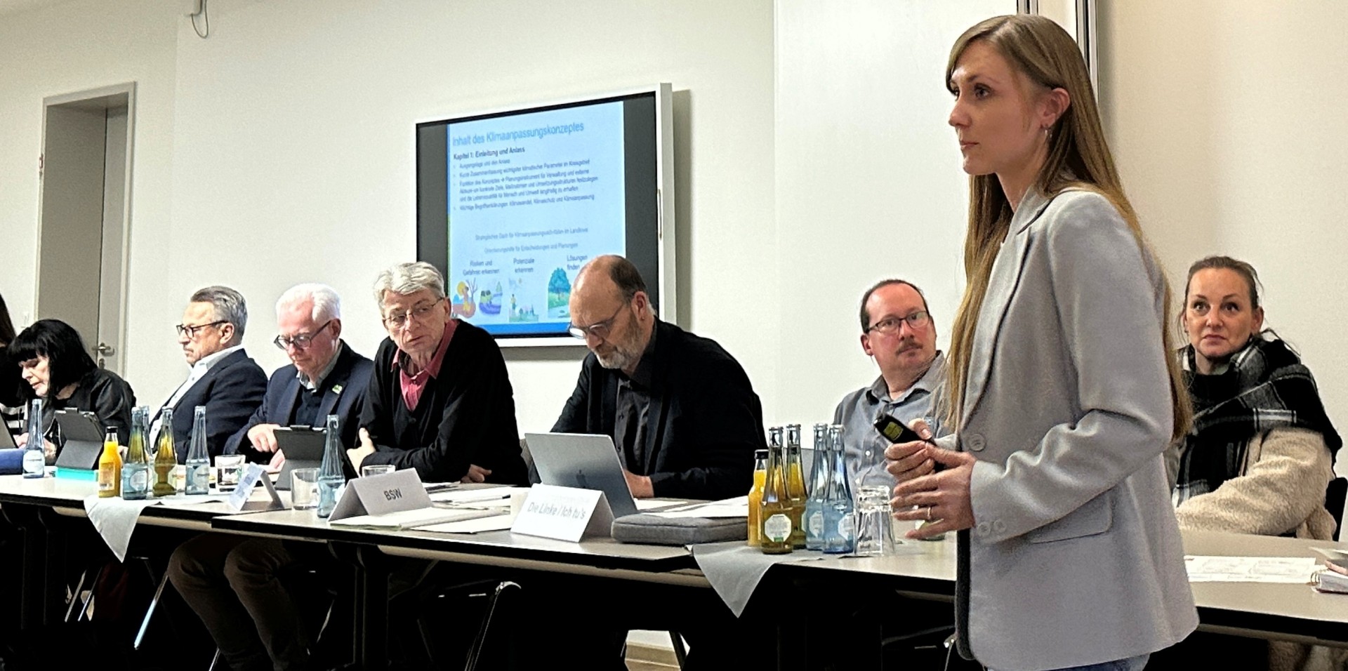 Zunächst im Kreisausschuss hatte Klimawandelanpassungsmanagerin Angelina Zahn das Klimaanpassungskonzept vorgesellt, mit dem der Landkreis Neuwied vorausschauend beim Umweltschutz bleibt. Foto: Thomas Herschbach  