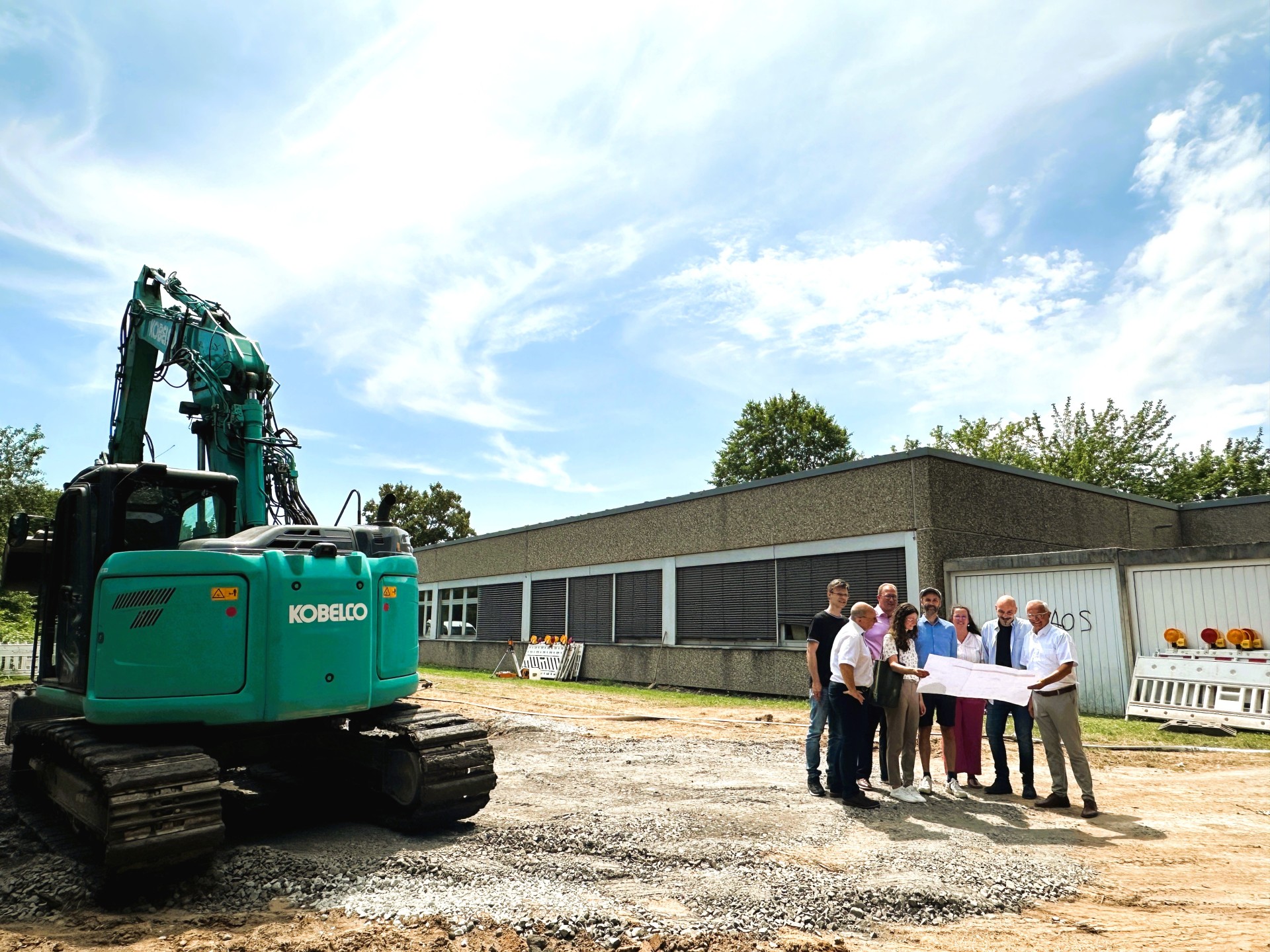 Begonnen haben die Baumaßnahmen im Zusammenhang mit der Erweiterung der Römerwallschule in Rheinbrohl“. Foto: Thomas Herschbach Begonnen haben die Baumaßnahmen im Zusammenhang mit der Erweiterung der Römerwallschule in Rheinbrohl“. Foto: Thomas Herschbach