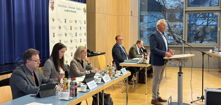 „Mit der interkommunalen gegenseitigen Notwasserversorgung mit dem Zweckverband Wasserversorgung Kreis Altenkirchen (WKA) werden wir die Versorgungssicherheit mit Wasser in Krisenfällen deutlich erhöhen.“ Der Argumentation von Landrat Achim Hallerbach konnte der Kreistag auf seiner letzten Sitzung des Jahres mit seinem einstimmigen Votum in Gänze folgen. Fotos: Thomas Herschbach / Kreisverwaltung Neuwied