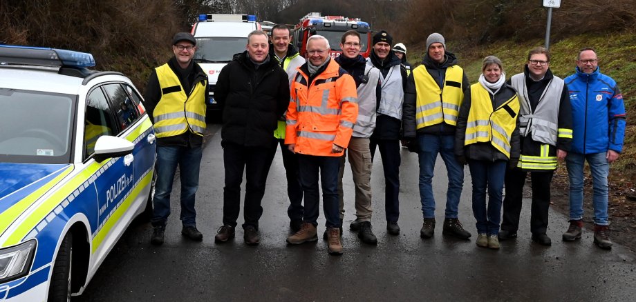 Die Organisatoren und Verantwortlichen der Übung, gemeinsam mit dem Leiter der Polizeidirektion Neuwied Thorsten Runkel, Landrat Achim Hallerbach, BKI Holger Kurz sowie Bürgermeister Sven Schür (VG Puderbach). (Foto: Lemgen)