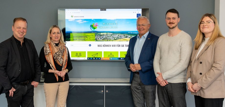 Landrat Achim Hallerbach präsentierte jetzt offiziell die neue Internetseite der Kreisverwaltung Neuwied www.kreis-neuwied.de. In Zusammenarbeit mit Pressesprecher Thomas Herschbach sowie der zwischenzeitlich zum Kreismedienzentrum gewechselten Silke Läufer-Hermann und den Abteilungs- und Referatsleitern der Kreisverwaltung mit Büroleiterin Diana Wonka haben Julia Hinz und Martin Boden (von rechts) von der Pressestelle des Landkreises Neuwied maßgeblich für die Neugestaltung verantwortlich gezeichnet. Foto: Katja Runkel / Kreisverwaltung Neuwied
