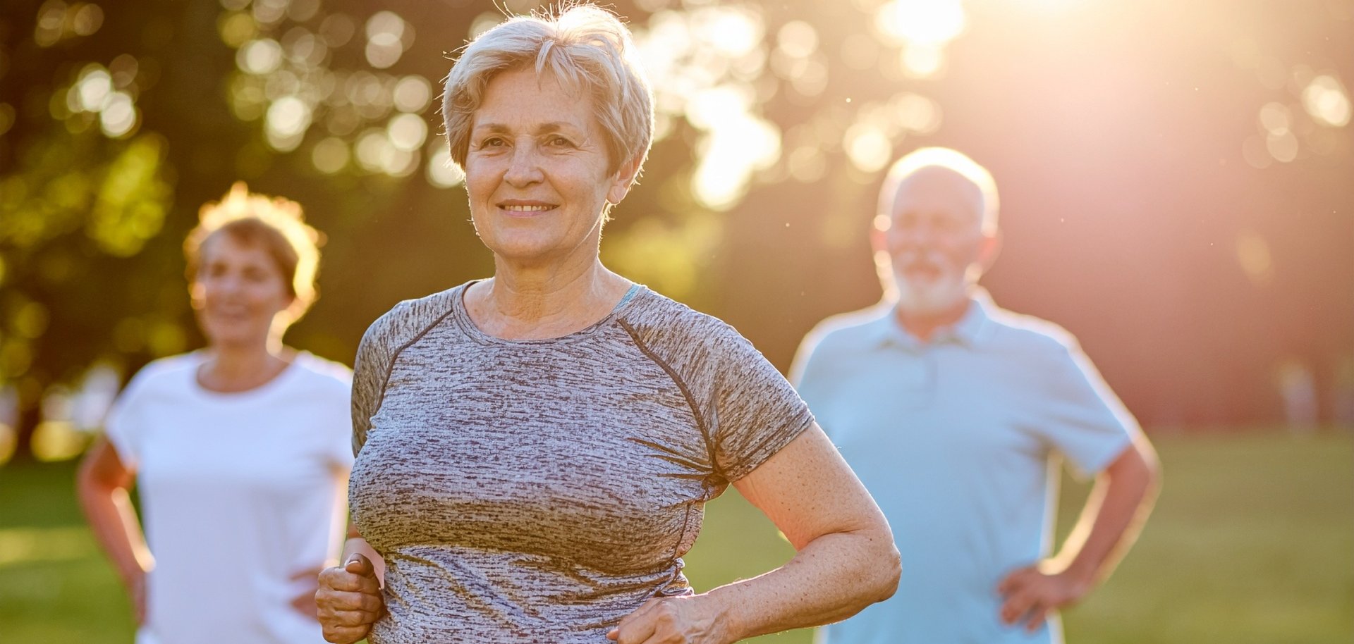 Mehrer ältere Menschen machen im Park Sport zusammen und tun etwas für Ihre Gesundheit.