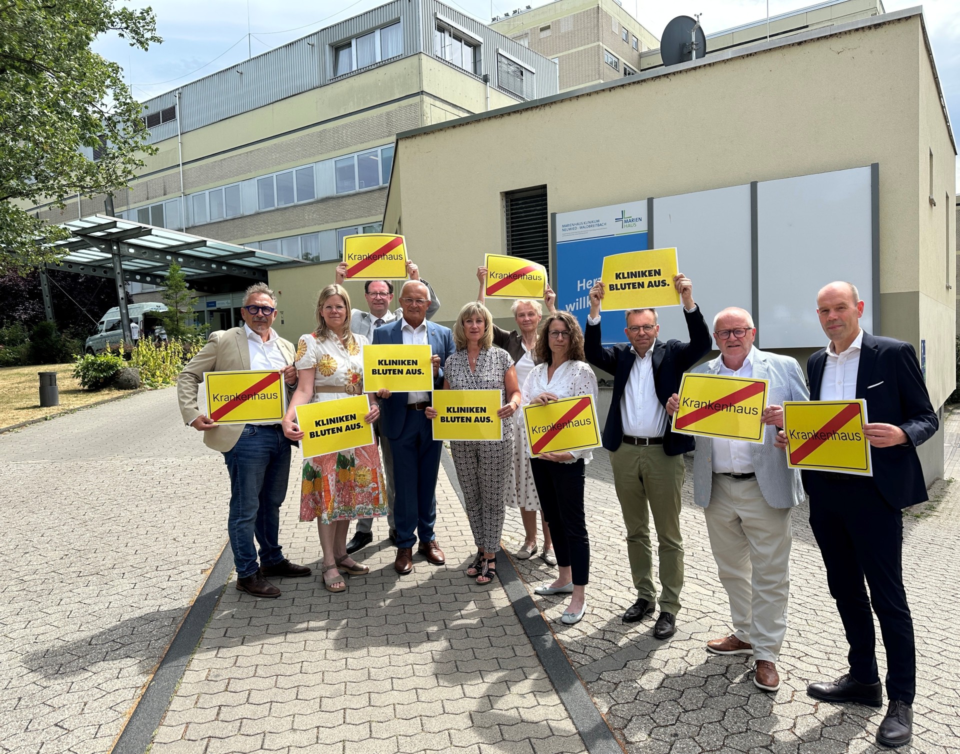 Mit Unverständnis, Empörung und Entsetzen haben die Landräte aus dem Norden von Rheinland-Pfalz im Rahmen ihrer jüngsten Landrätekonferenz Nord im Neuwieder Kreishaus die aktuell auf Bundesebene diskutierten Reformpläne zur finanziellen Stabilisierung der gesetzlichen Krankenversicherung (GKV) zur Kenntnis genommen und gemeinsamen Widerstand angekündigt. Foto: Thomas Herschbach Mit Unverständnis, Empörung und Entsetzen haben die Landräte aus dem Norden von Rheinland-Pfalz im Rahmen ihrer jüngsten Landrätekonferenz Nord im Neuwieder Kreishaus die aktuell auf Bundesebene diskutierten Reformpläne zur finanziellen Stabilisierung der gesetzlichen Krankenversicherung (GKV) zur Kenntnis genommen und gemeinsamen Widerstand angekündigt. Foto: Thomas Herschbach