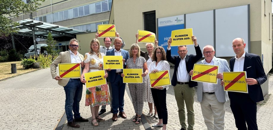 Mit Unverständnis, Empörung und Entsetzen haben die Landräte aus dem Norden von Rheinland-Pfalz im Rahmen ihrer jüngsten Landrätekonferenz Nord im Neuwieder Kreishaus die aktuell auf Bundesebene diskutierten Reformpläne zur finanziellen Stabilisierung der gesetzlichen Krankenversicherung (GKV) zur Kenntnis genommen und gemeinsamen Widerstand angekündigt. Foto: Thomas Herschbach