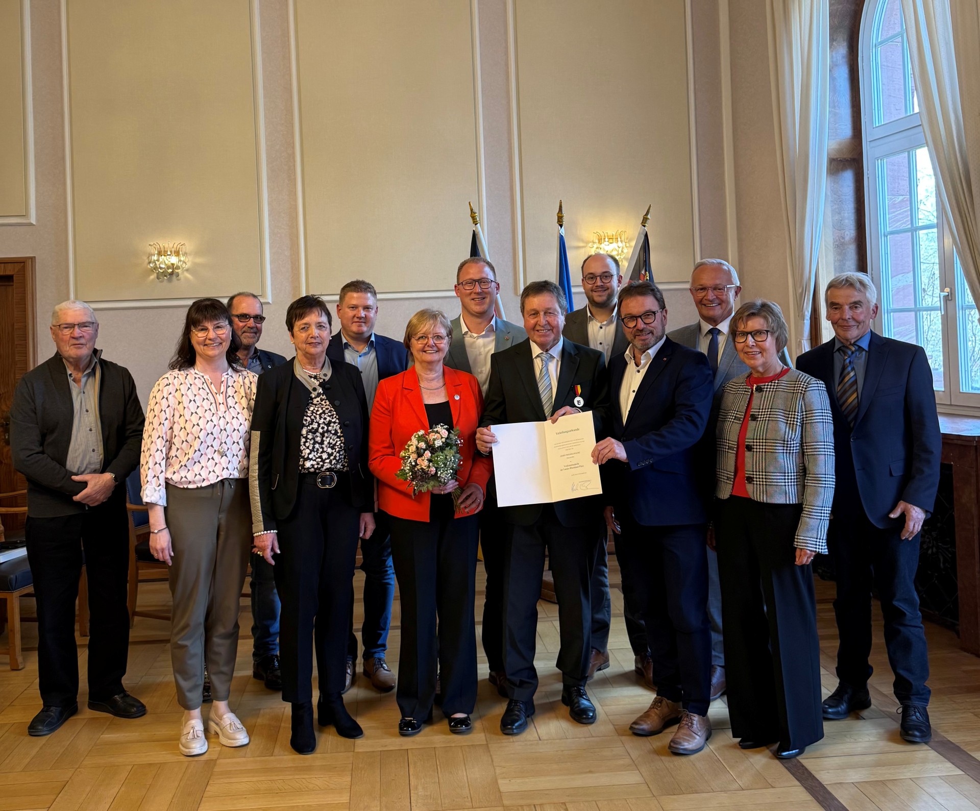 Auch Landrat Achim Hallerbach und der 1. Kreisbeigeordnete Phillip Rasbach sowie Ortsbürgermeister Florian Schäfer (Thalhausen), Pierre Fischer, Bürgermeister der Verbandsgemeinde Rengsdorf-Waldbreitbach, und Kreisjagdmeister Kurt Milad gratulierten neben der Familie dem Thalhausener „Tausendsassa“ Friedhelm Kurz zur Verleihung der Verdienstmedaille durch SGD-Nord-Präsident Wolfgang Treis: Foto: Christiane Gandner